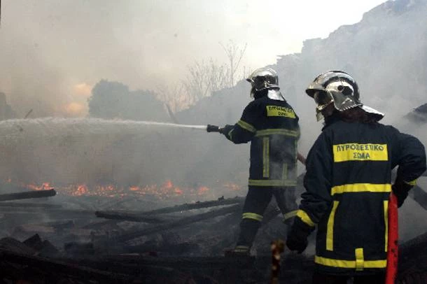 Η σκληρή μάχη με τις φλόγες μέσα από ένα πυροσβεστικό όχημα – Βίντεο